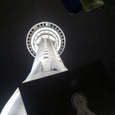 Sky Tower in Auckland bei Nacht