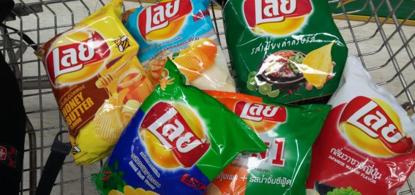 Thailändische Chipstüten in einem Einkaufswagen